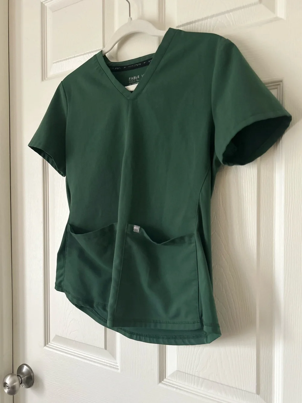 Fabletics Hunter Green Scrub Top V Neck 2 Pocket Stretch Women's XS